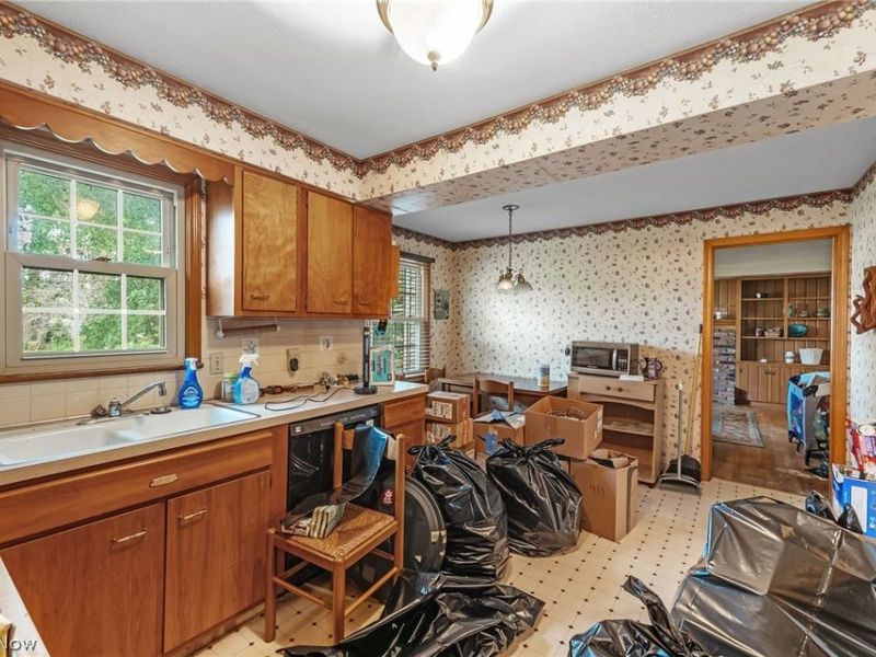 16002 Colletta Lane, Cleveland, OH 44111 Photo 9