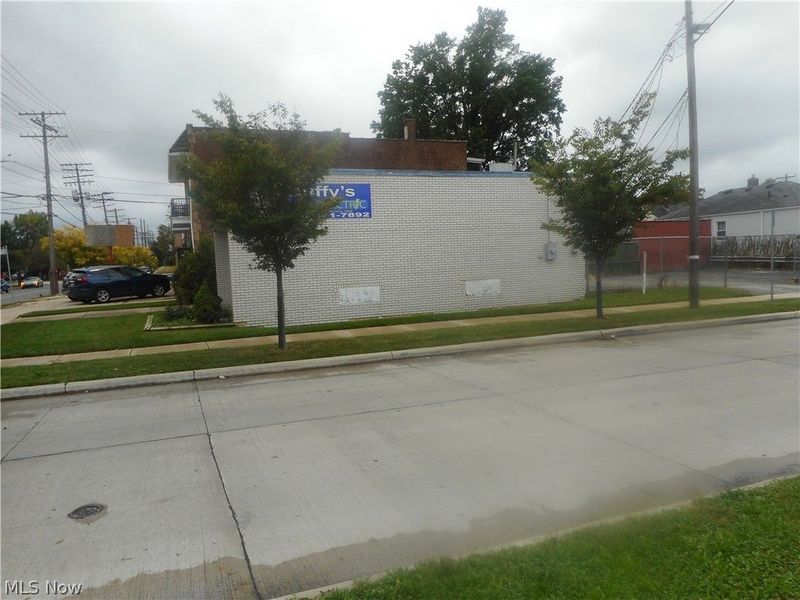 554 E 200 Street, Euclid, OH 44119 Photo 2