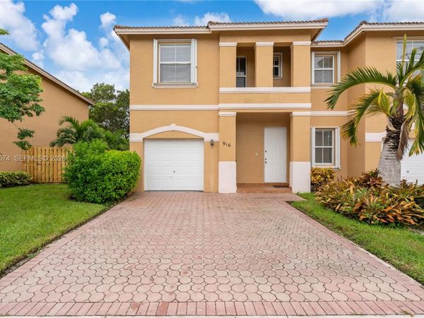 916 NW 135th Ter , Pembroke Pines, FL 33028
