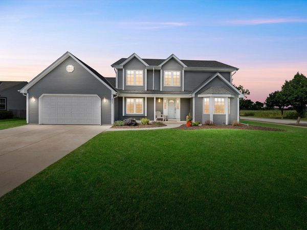 303 S Pheasant Pl, Saukville, WI 53080