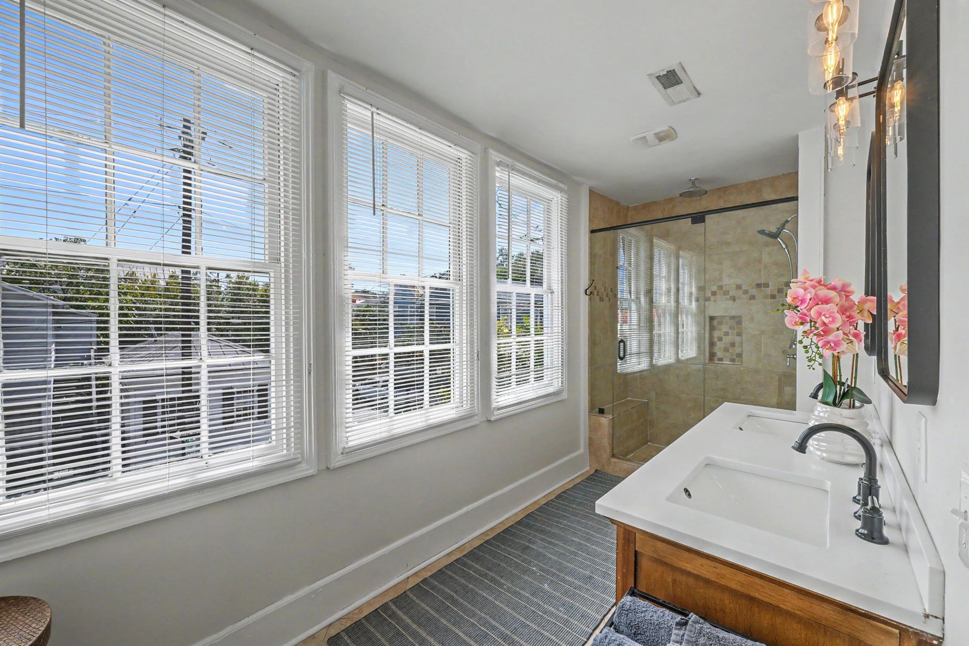 102 Nassau Street Photo 18