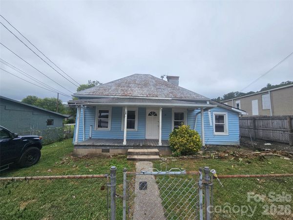 28 Chestnut Street , Rosman, NC 28772
