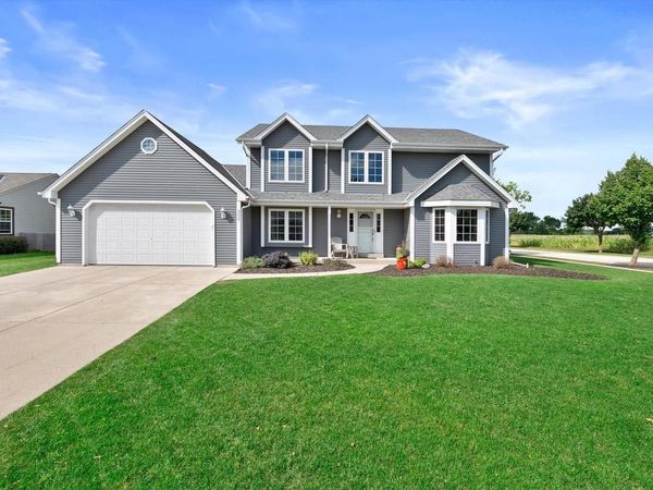 303 S Pheasant PLACE, Saukville, WI 53080