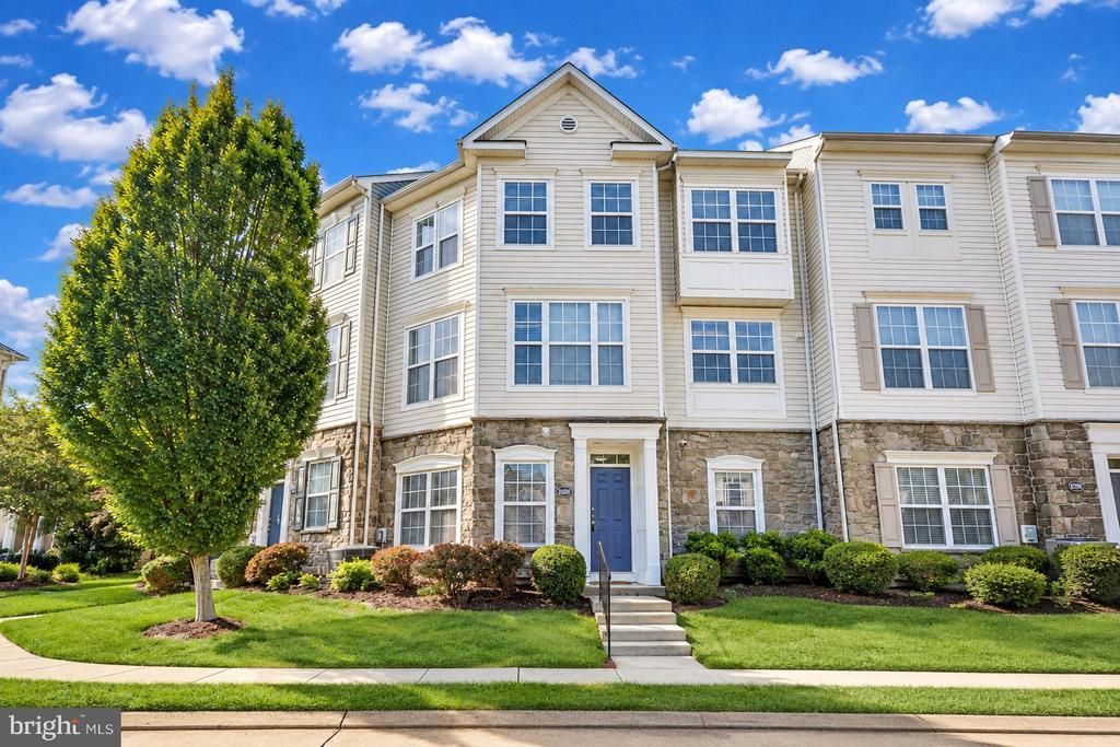 21800 Dragons Green Square, Ashburn, VA 20147 Main Photo