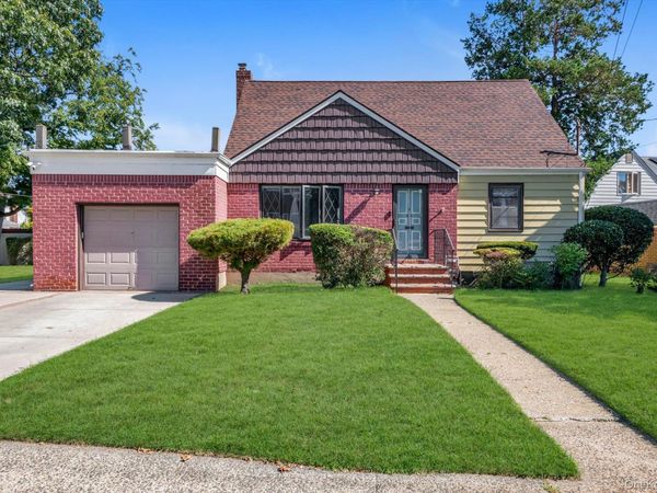 65 Clearstream Avenue , Valley Stream, NY 11580