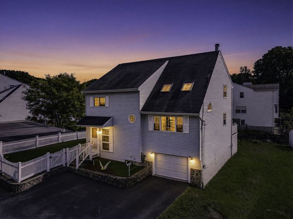 102 Sunderland Rd, Worcester, MA 01604