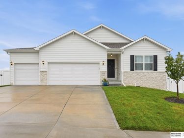 11610 Sunburst Drive, Papillion, NE 68046