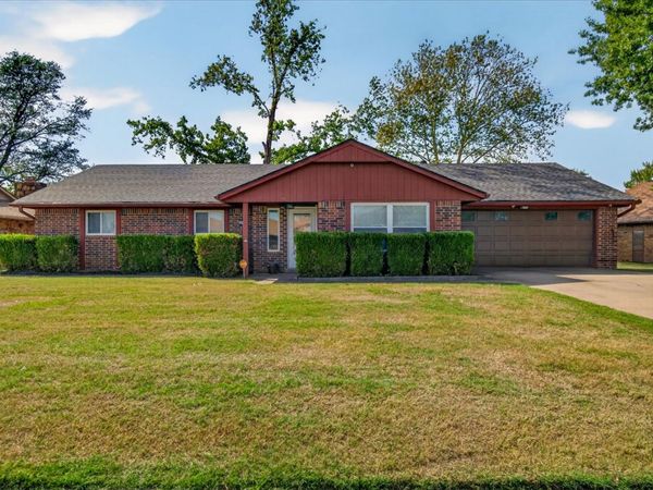805 Castle Road , Bartlesville, OK 74006