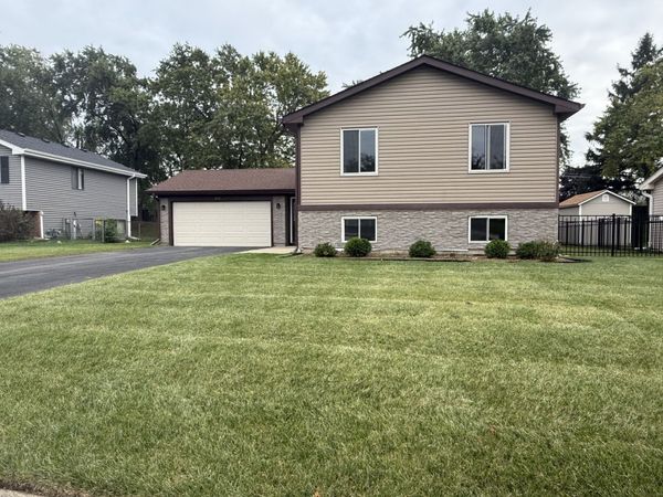 2341 Leeward Lane , Hanover Park, IL 60133