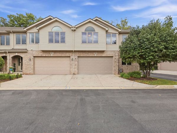 691 E Nerge Road , Roselle, IL 60172