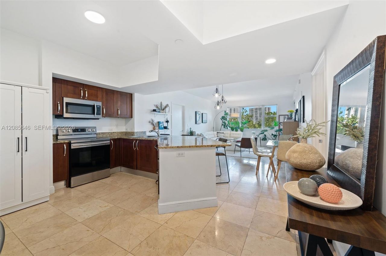 20000 E Country Club Dr , Unit 314, Aventura, FL 33180 Photo