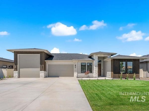 627 N Creekwater Ave, Eagle, ID 83616