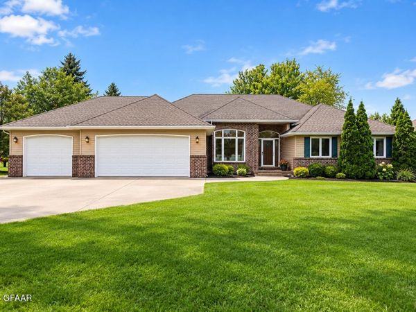 2121 8TH Street SE, East Grand Forks, MN 56721