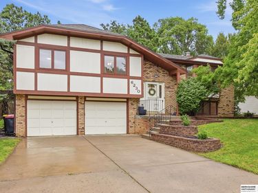 6230 Deerwood Drive, Lincoln, NE 68516