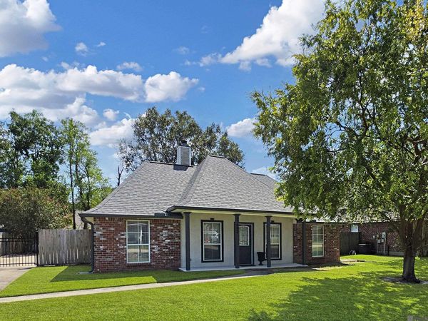 13492 Prairie Ln, Walker, LA 70785