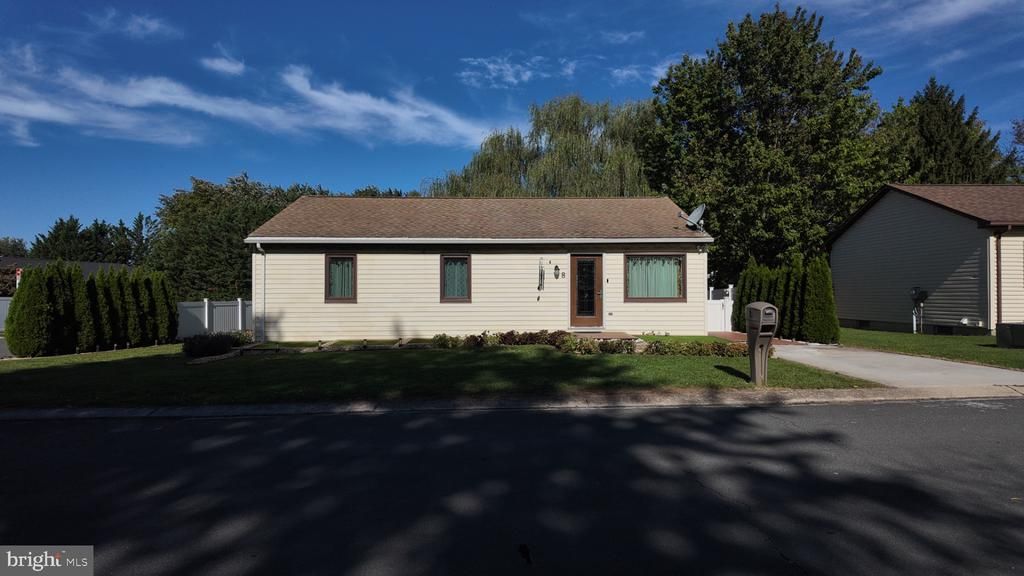 8 E LOCUST LANE , NEW OXFORD, PA 17350