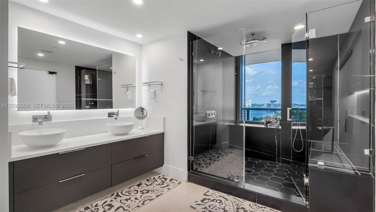 5875 Collins Ave , Unit 1707, Miami Beach, FL 33140 Photo