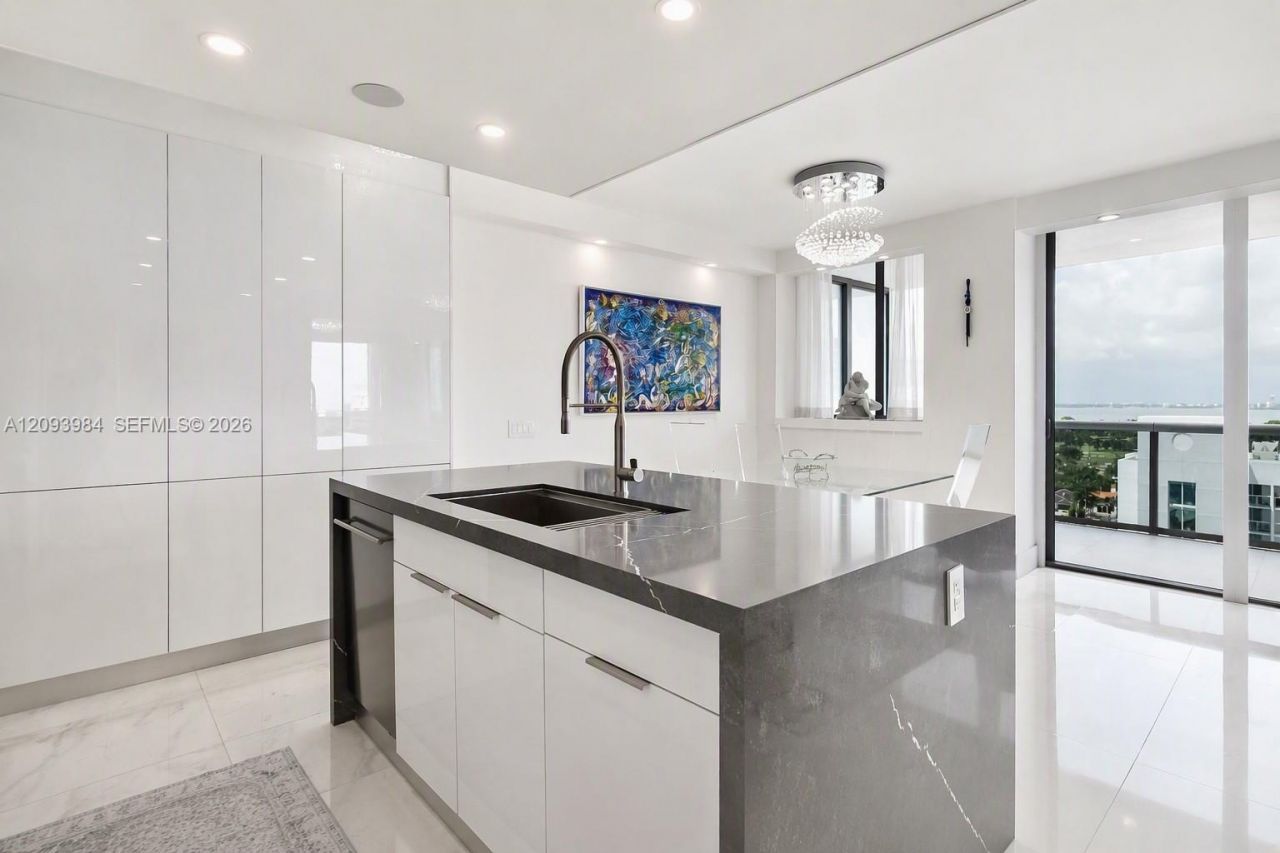 5875 Collins Ave , Unit 1707, Miami Beach, FL 33140 Photo