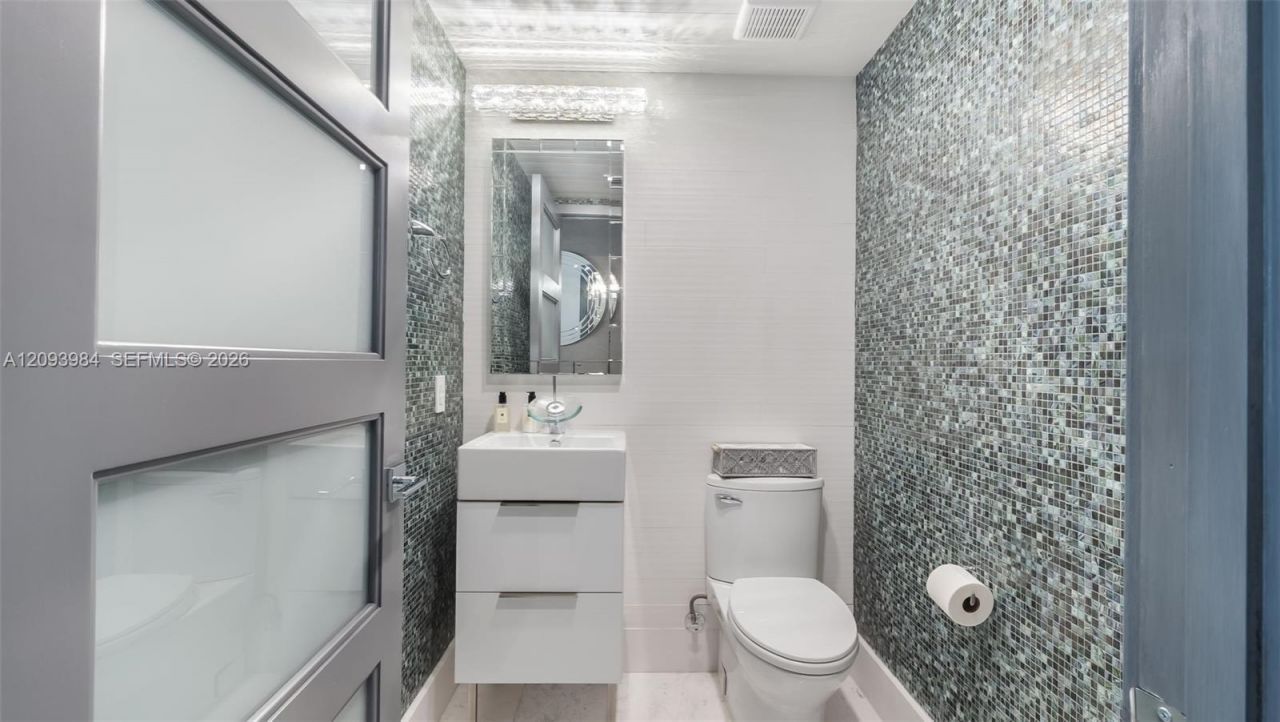 5875 Collins Ave , Unit 1707, Miami Beach, FL 33140 Photo