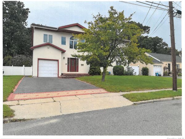 12 Chapel Place , North Babylon, NY 11703