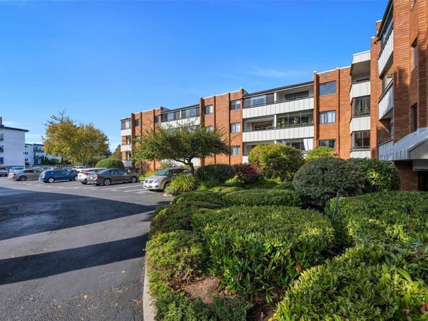 853 Selkirk Ave, Unit #310, Esquimalt, BC V9A 2T7