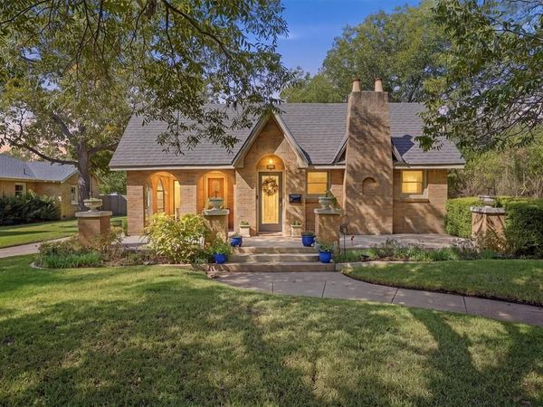 704 Forrest Avenue , Cleburne, TX 76033
