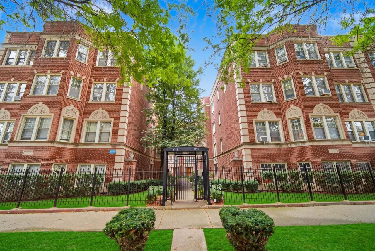 6135 N Hoyne Avenue, Unit 3, Chicago, IL 60659 Main Photo