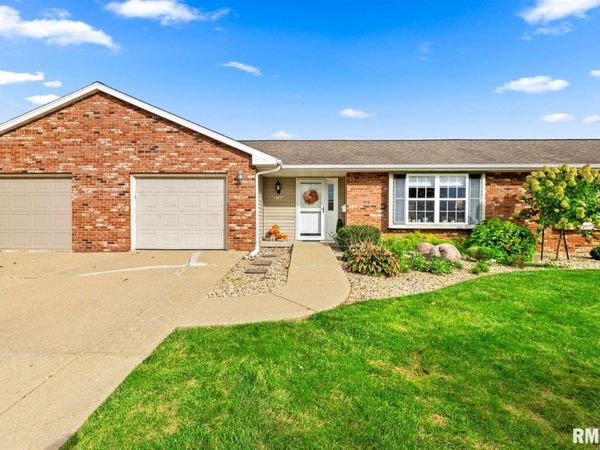 2744 VILLAGE Court, Pekin, IL 61554