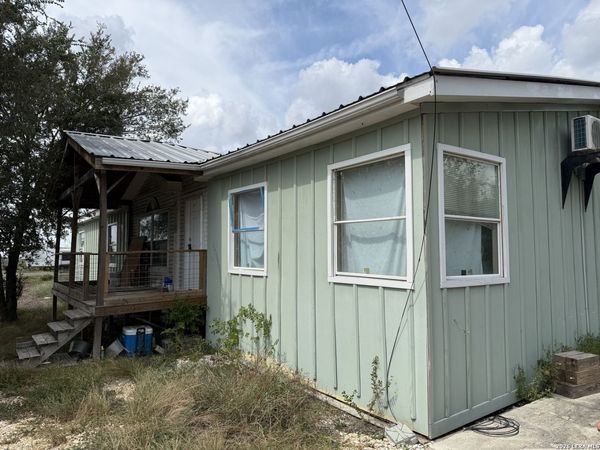 102 DEWEY LN, Seguin, TX 78155