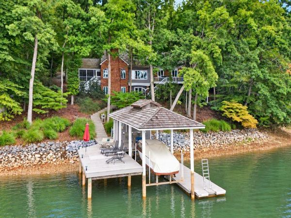 870 Oakshire LN , Wirtz, VA 24184