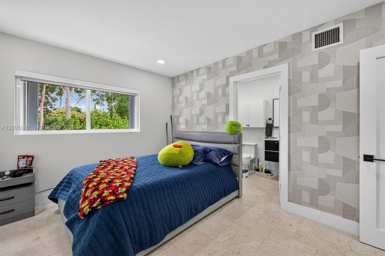 6750 SW 74th St , South Miami, FL 33143 Photo