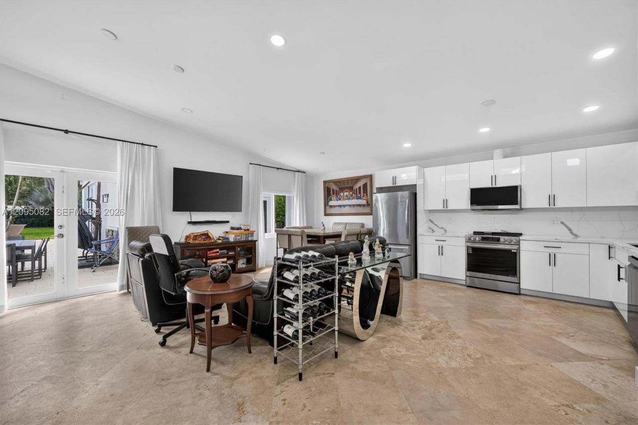 6750 SW 74th St , South Miami, FL 33143 Photo