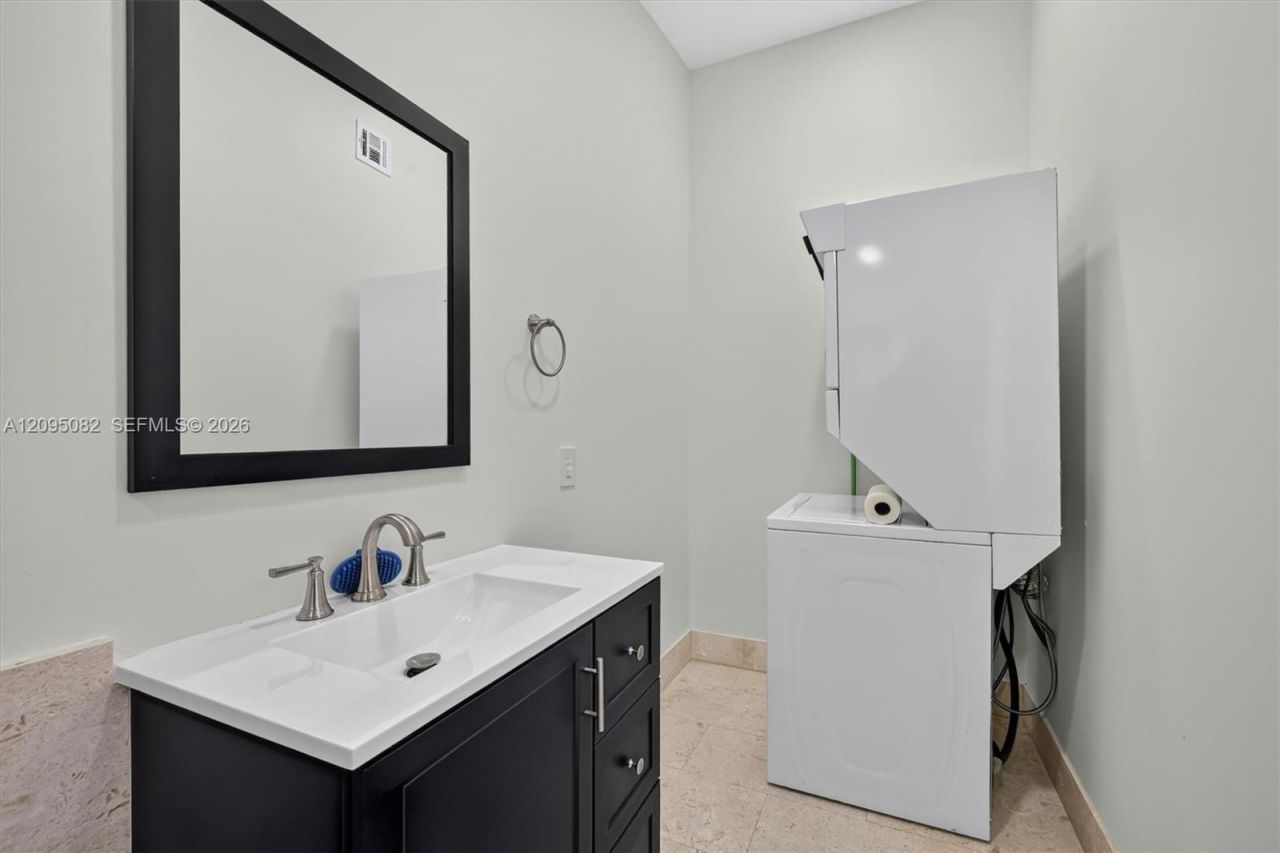 6750 SW 74th St , South Miami, FL 33143 Photo