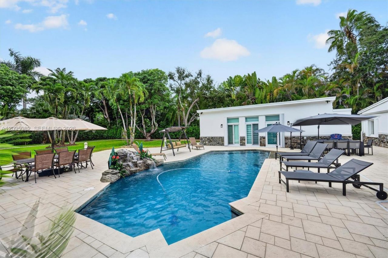 6750 SW 74th St , South Miami, FL 33143 Photo
