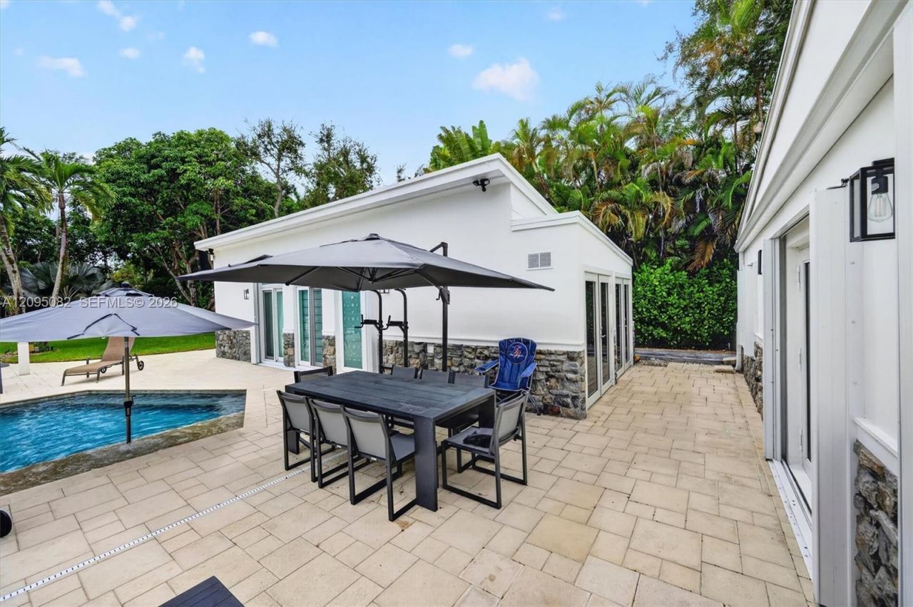 6750 SW 74th St , South Miami, FL 33143 Photo