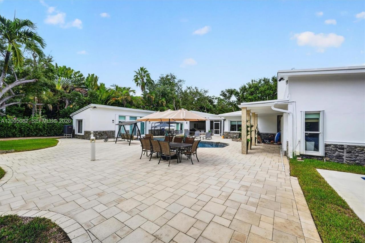 6750 SW 74th St , South Miami, FL 33143 Photo