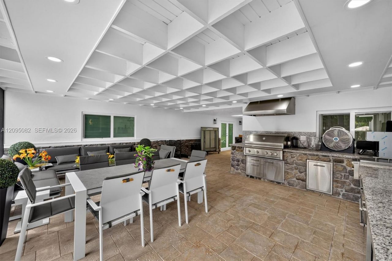 6750 SW 74th St , South Miami, FL 33143 Photo