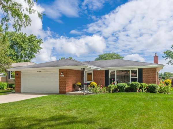 913 S Lancaster Street , Mount Prospect, IL 60056