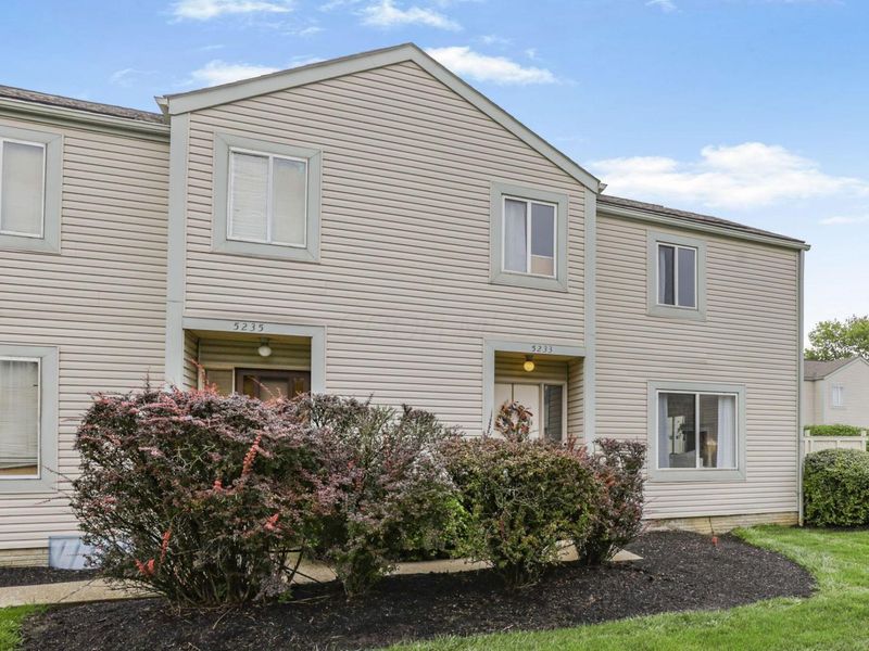 5233 Captains Court, Columbus, OH 43220 Photo 3
