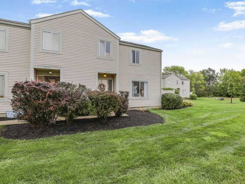 5233 Captains Court, Columbus, OH 43220 Photo 4