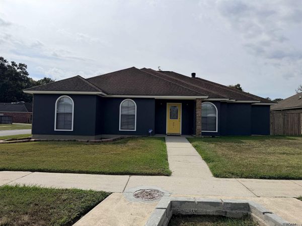 801 Chemin Dr, Baker, LA 70714
