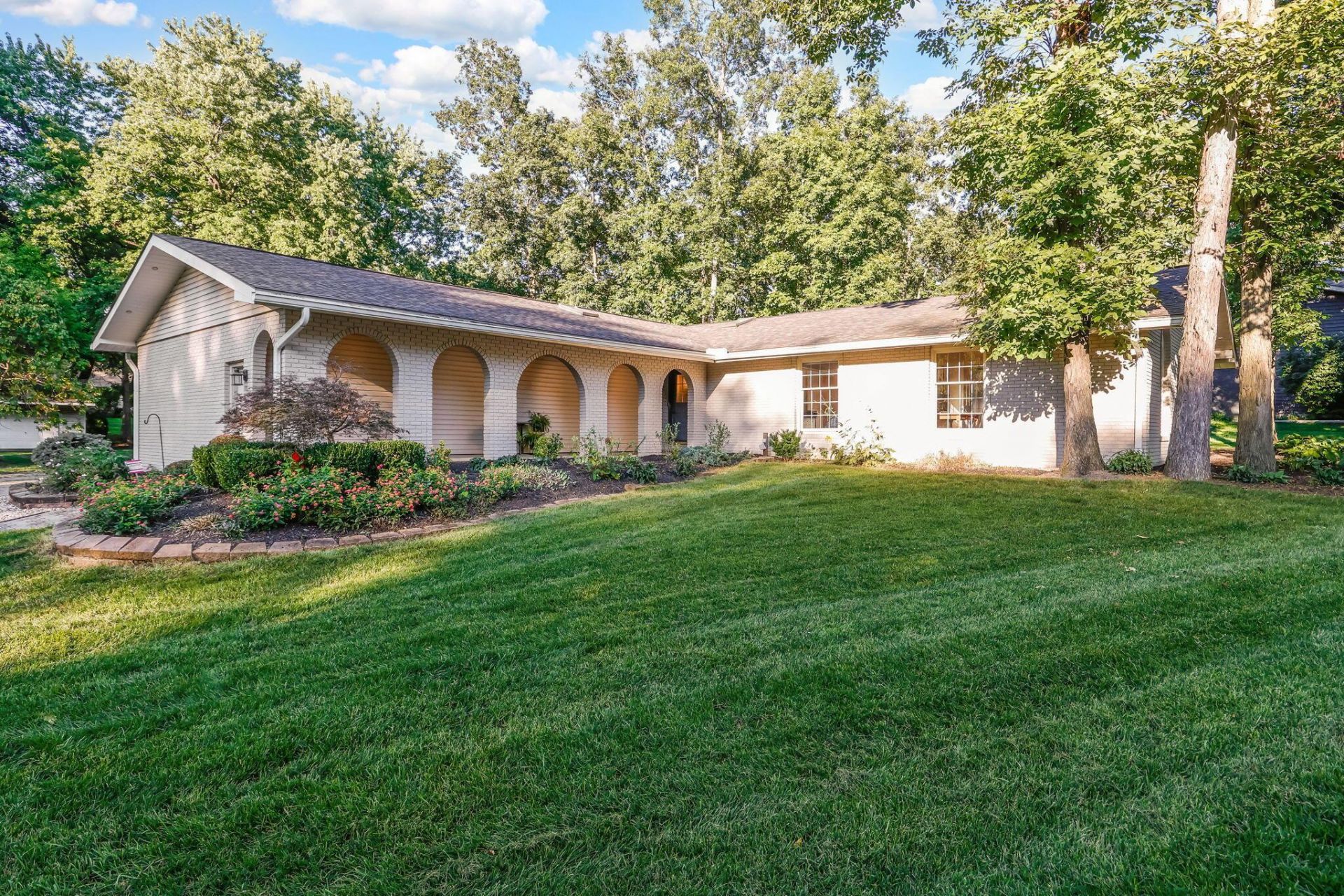 1594 Oakview Drive, Columbus, OH 43235 Main Photo
