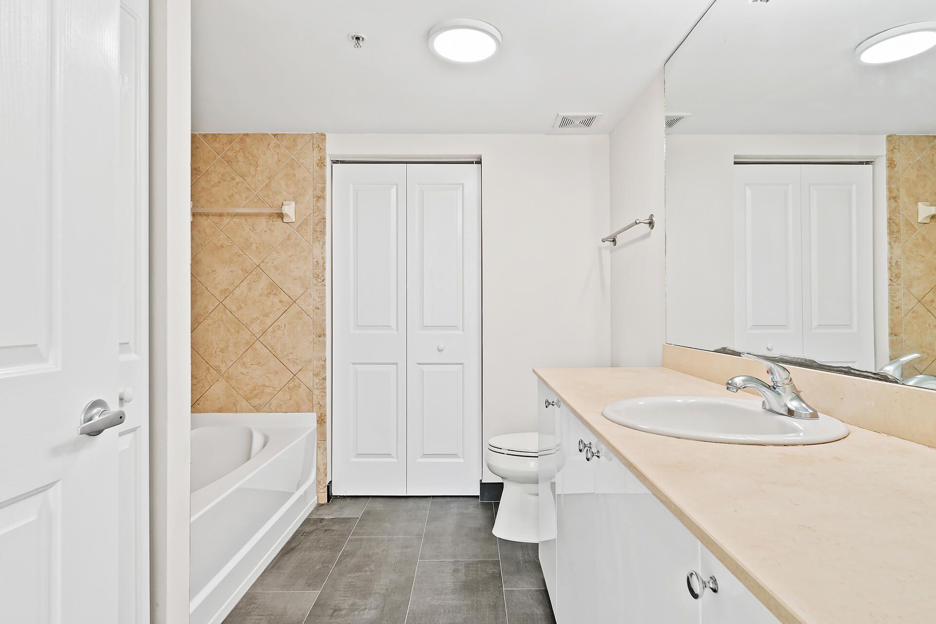 600 S Dixie Highway, Unit 636, West Palm Beach, FL 33401 Photo