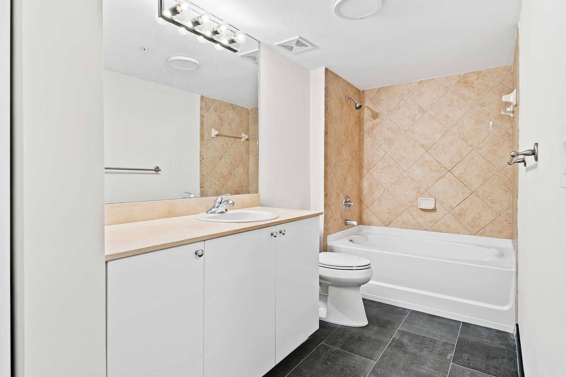 600 S Dixie Highway, Unit 636, West Palm Beach, FL 33401 Photo