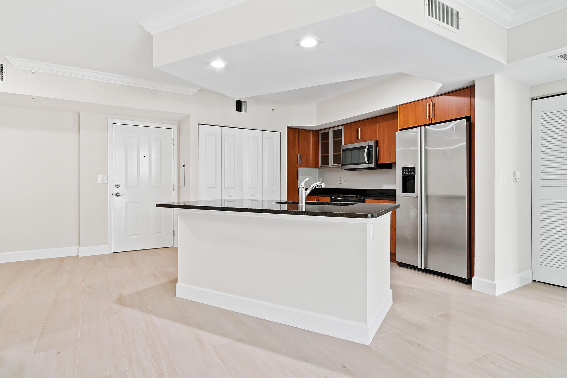600 S Dixie Highway, Unit 636, West Palm Beach, FL 33401 Photo