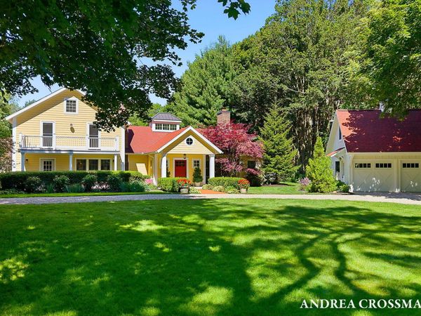 2075 Lakeshore Drive, Fennville, MI 49408