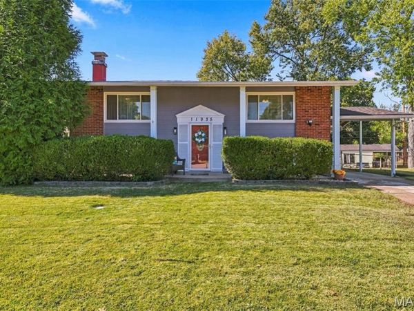 11935 Woodedvalley Court, Maryland Heights, MO 63043