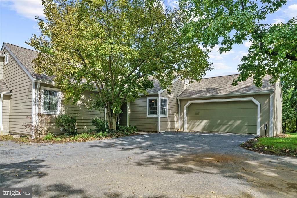 1930 MEADOW LANE, WYOMISSING, PA 19610