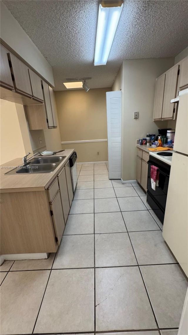 18348 NW 68th Ave , Unit H, Hialeah, FL 33015 Photo