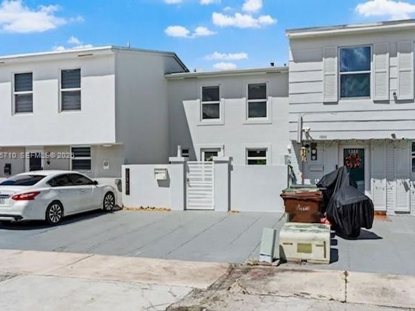 1369 W 69th St , Hialeah, FL 33014